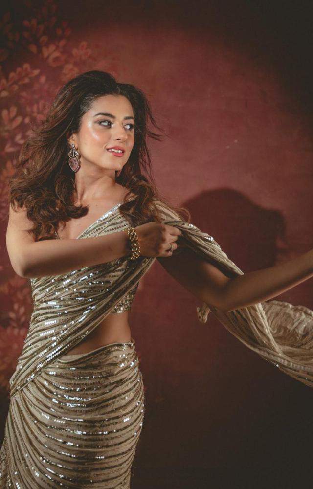 Ridhi Dogra, known for her impeccable fashion sense, struck a perfect Bollywood-style pose that stole hearts